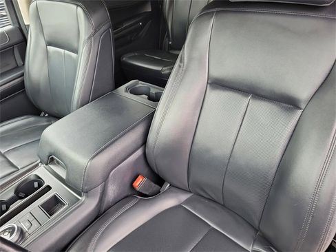 Used 2024 Ford Expedition Max XLT image 11