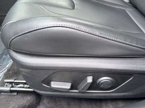 Used 2025 Hyundai Elantra Limited image 12