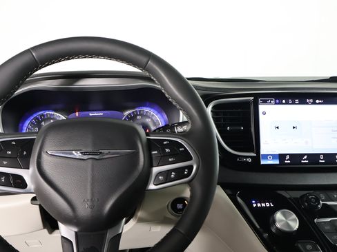 Used 2024 Chrysler Pacifica Touring-L image 16
