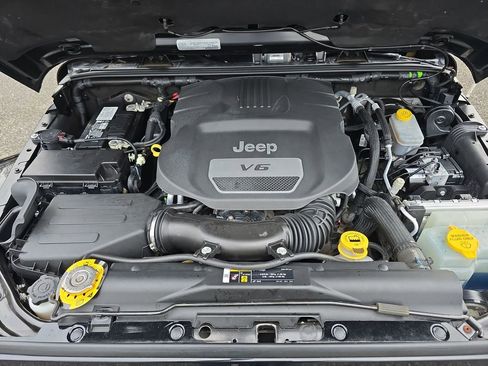 Used 2018 Jeep Wrangler Unlimited Sahara w/ Dual Top Group image 29