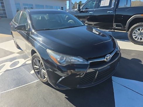 Used 2017 Toyota Camry SE image 2