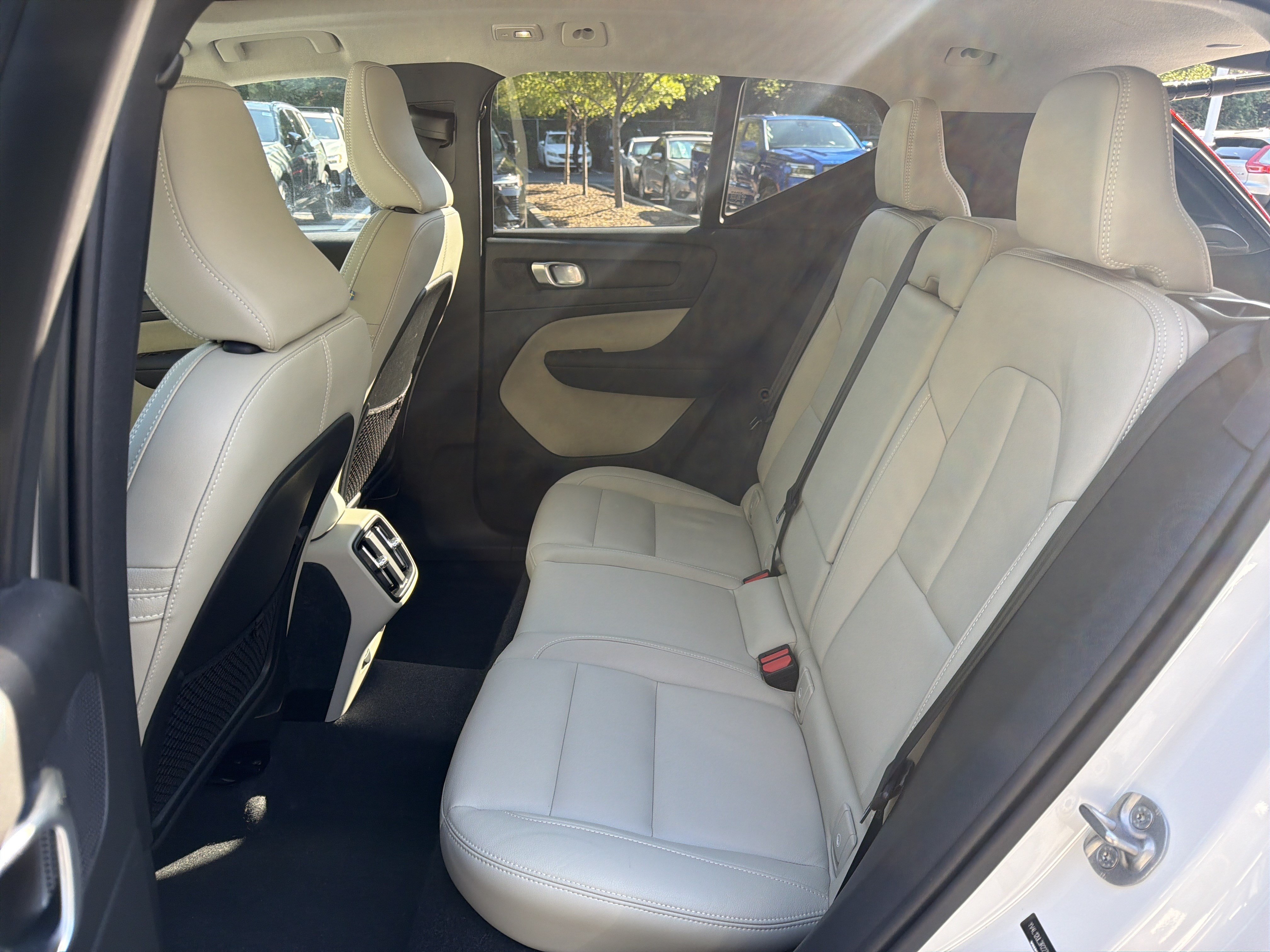 Certified 2024 Volvo XC40 B5 Plus w/ Protection Package Premier AWD/4WD image 32