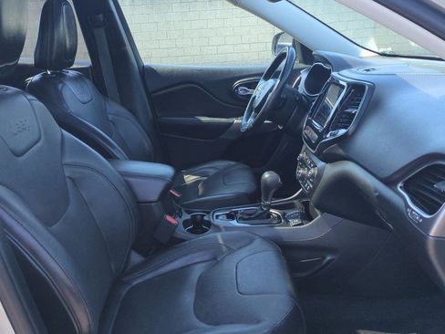 Used 2019 Jeep Cherokee Limited FWD image 25