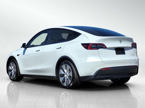 Used 2022 Tesla Model Y Long Range image 6