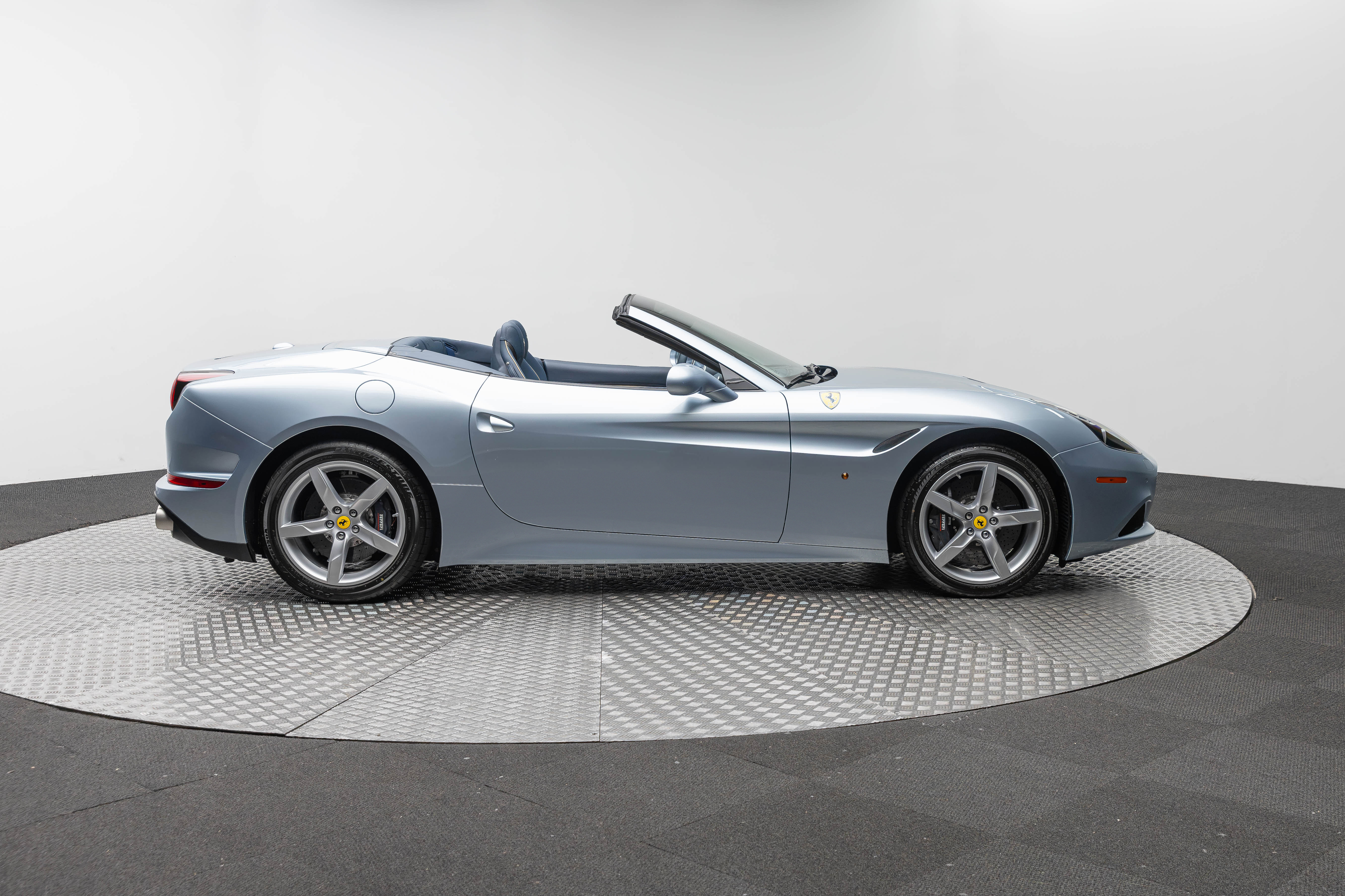 Certified 2015 Ferrari California T RWD image 9