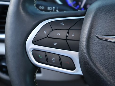 Used 2024 Chrysler Pacifica Touring-L FWD image 15