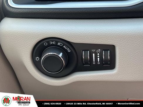 Used 2020 Chrysler Voyager LX FWD image 25