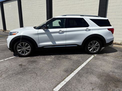 Used 2023 Ford Explorer Limited w/ Equipment Group 301A RWD image 2