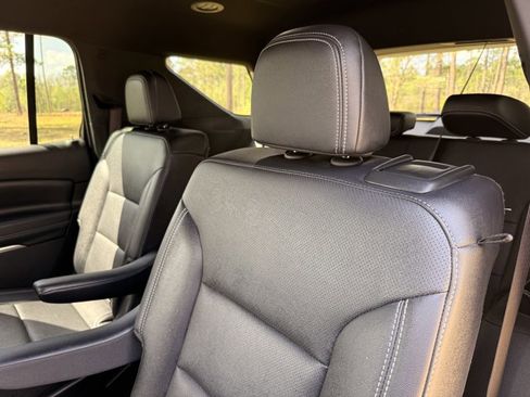 Used 2025 Chevrolet Traverse LT image 30