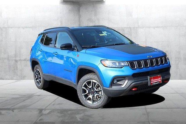Used 2025 Jeep Compass Trailhawk w/ Trailer Tow Group AWD/4WD image 2