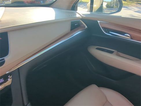 Used 2019 Cadillac XT5 Platinum image 18