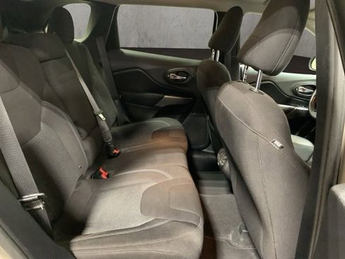 Used 2019 Jeep Cherokee Latitude w/ Popular Appearance Group image 23