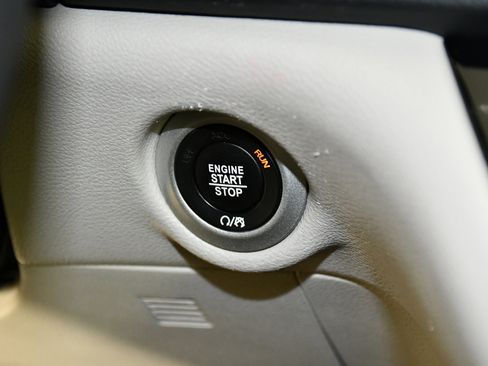 Used 2024 Chrysler Pacifica Touring-L image 25