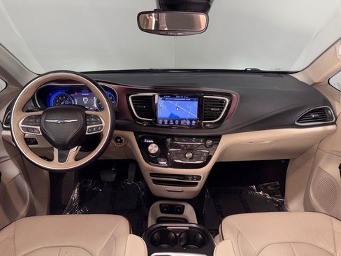 Used 2017 Chrysler Pacifica Limited w/ Advanced Safetytec Group FWD image 12