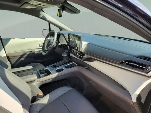Certified 2024 Toyota Sienna XSE FWD image 8