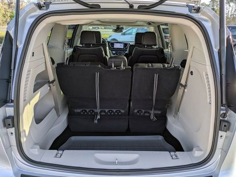 Used 2024 Chrysler Pacifica Limited image 12