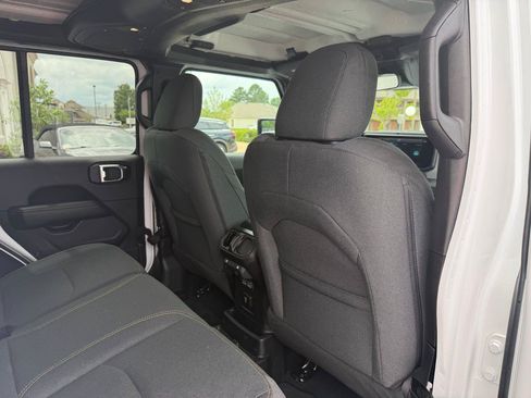 Used 2025 Jeep Wrangler Sahara AWD/4WD image 15
