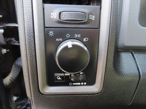 Used 2018 RAM 2500 Tradesman w/ Chrome Appearance Group image 30