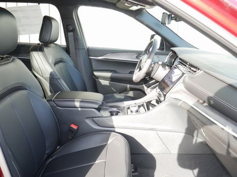 New 2025 Jeep Grand Cherokee L Limited w/ Luxury Tech Group II image 28