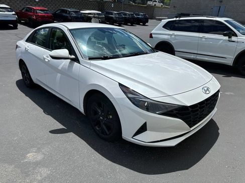 Used 2023 Hyundai Elantra SEL FWD image 2