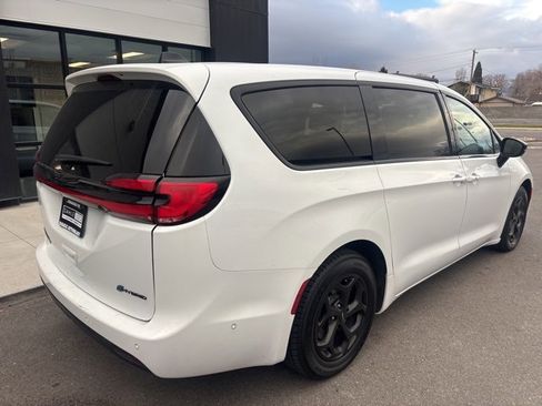 Used 2024 Chrysler Pacifica Select image 10