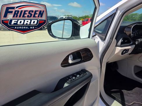 Used 2023 Chrysler Pacifica Limited FWD image 10