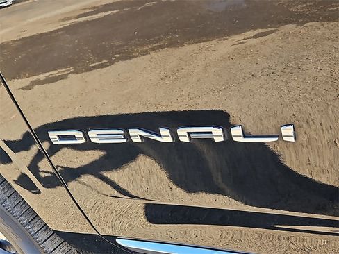Used 2021 GMC Yukon Denali w/ Denali Premium Package image 15
