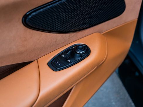 Used 2025 Aston Martin V8 Vantage image 22