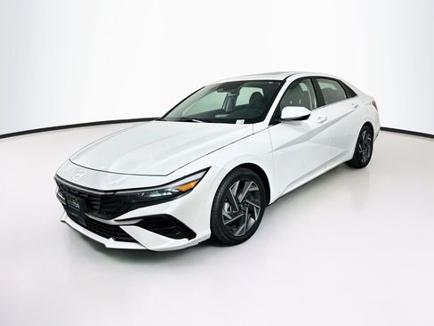 Used 2025 Hyundai Elantra SEL FWD image 3