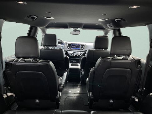 Used 2025 Chrysler Pacifica Select FWD image 11