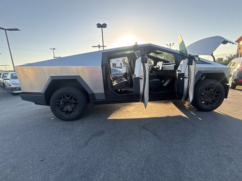 Used 2024 Tesla Cybertruck AWD Crew Cab image 11