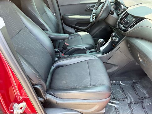 Used 2020 Chevrolet Trax LT w/ LT Convenience Package FWD image 24