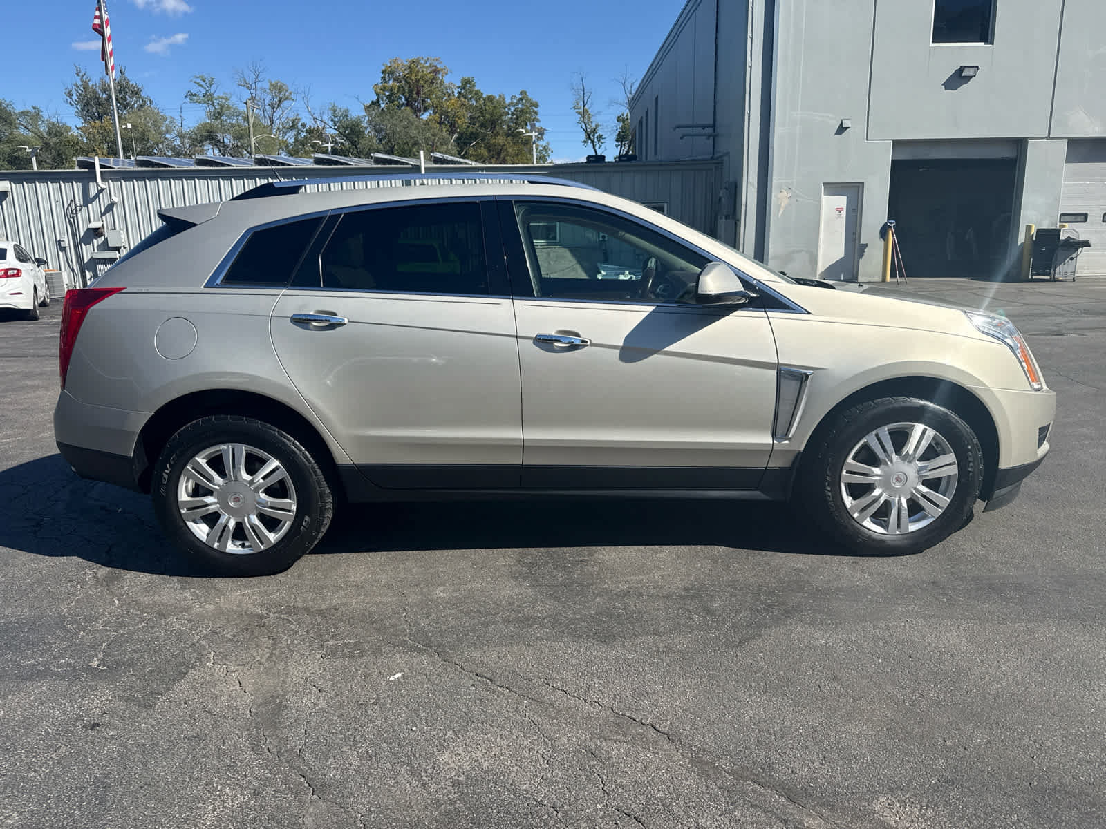 Used 2013 Cadillac SRX Luxury FWD image 2