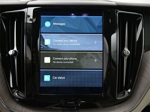 Used 2023 Volvo XC60 B5 Plus image 12