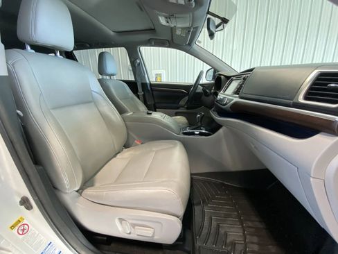 Used 2015 Toyota Highlander Limited image 26