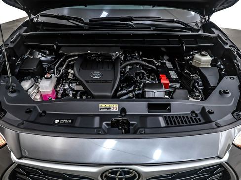 Used 2024 Toyota Highlander XLE image 11