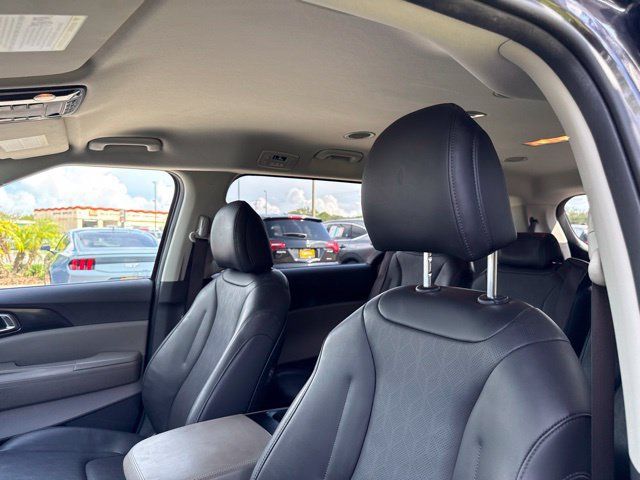 Used 2025 Kia Carnival FWD image 32