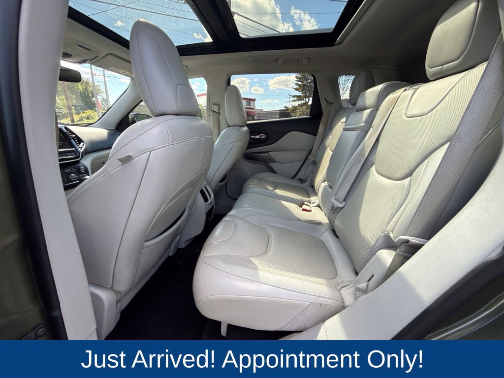 Used 2019 Jeep Cherokee Limited w/ Luxury Group AWD/4WD image 10