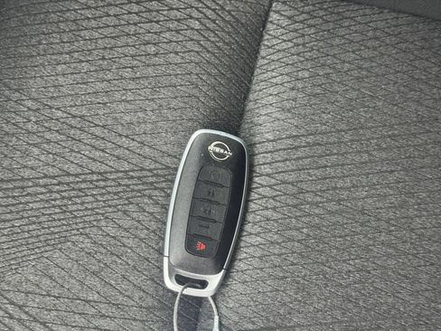 Used 2025 Nissan Rogue SV FWD image 22