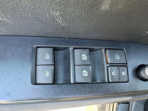 Used 2017 Toyota Highlander LE w/ Carpet Mat Package image 13