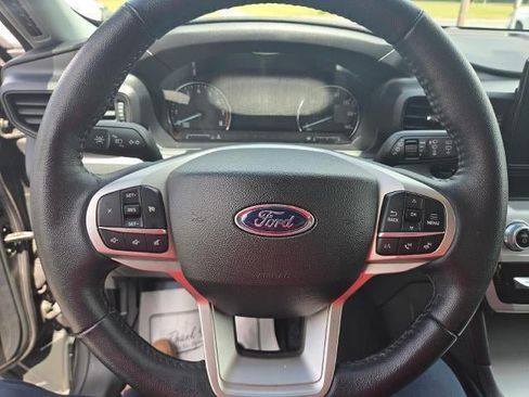 Used 2023 Ford Explorer XLT AWD/4WD image 16