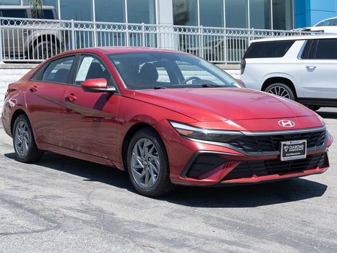 Used 2024 Hyundai Elantra SEL FWD image 2