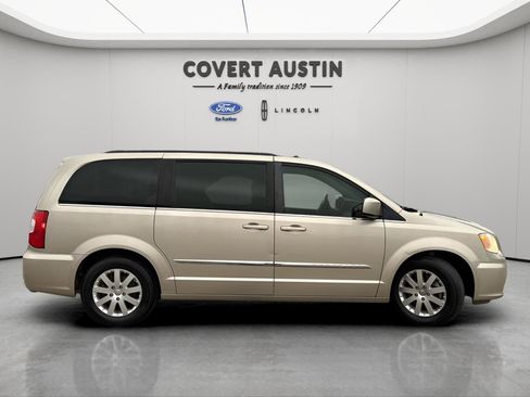 Used 2016 Chrysler Town & Country Touring image 6