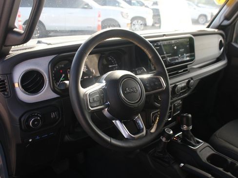 Used 2024 Jeep Wrangler Unlimited Sahara AWD/4WD image 15
