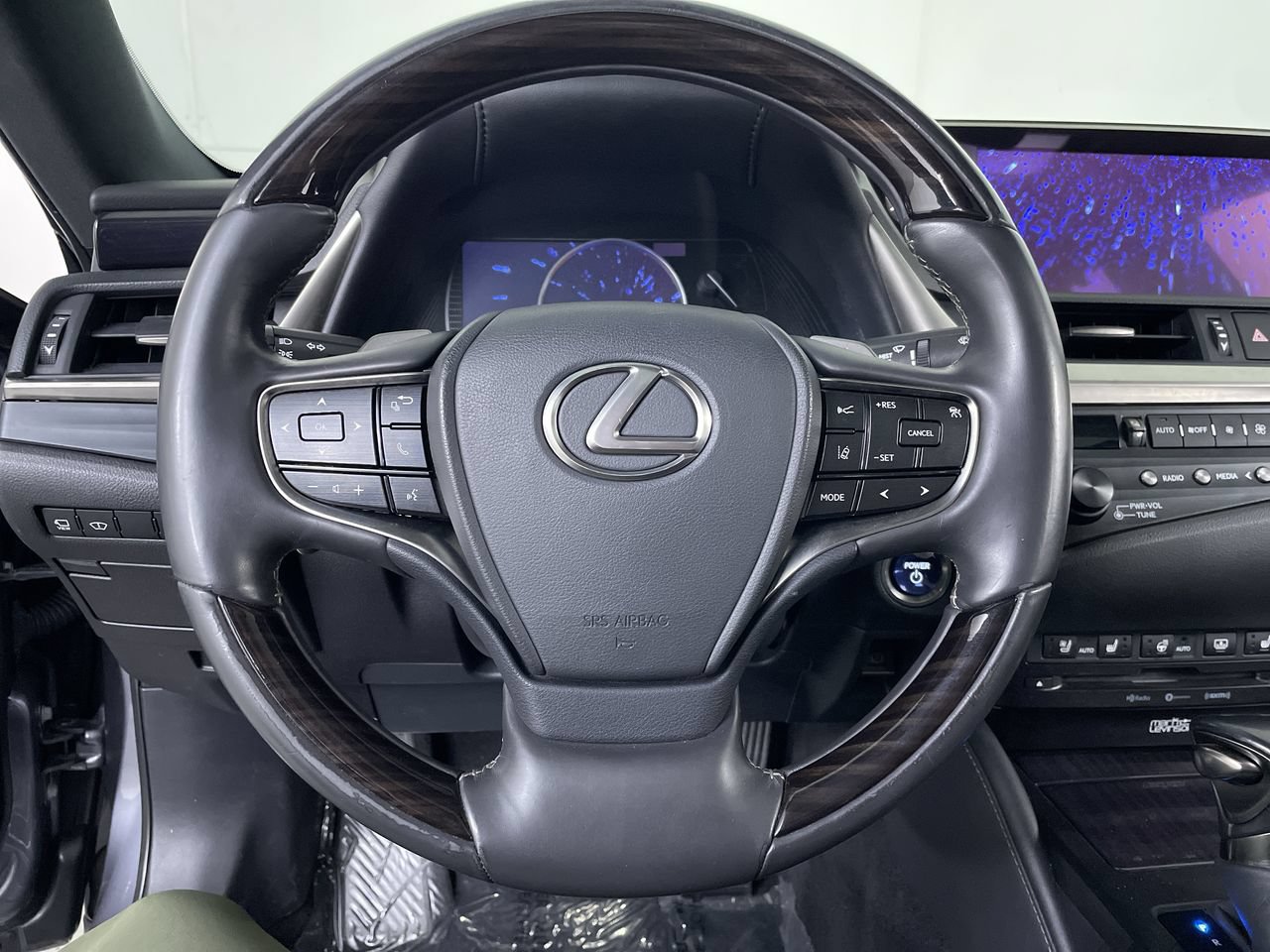 Used 2020 Lexus ES 300h Ultra Luxury w/ Accessory Package 2 FWD image 14