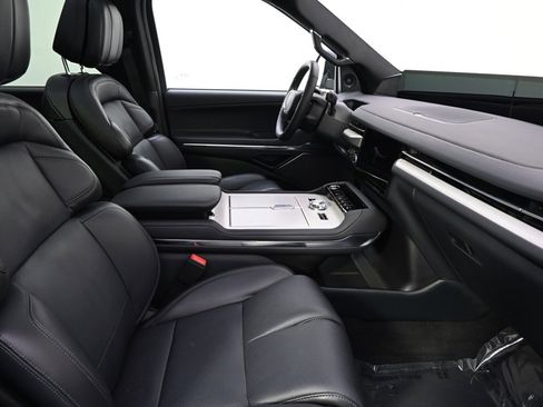 New 2025 Lincoln Navigator Reserve w/ Jet Appearance Package image 16