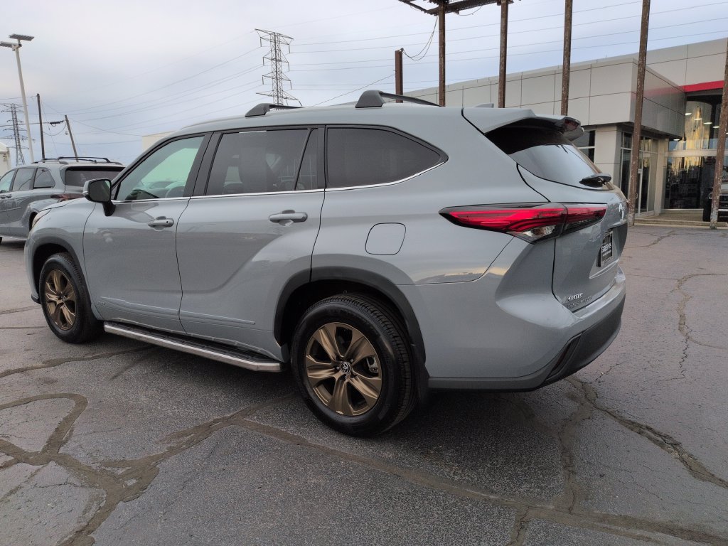 Used 2023 Toyota Highlander Bronze Edition AWD/4WD image 3