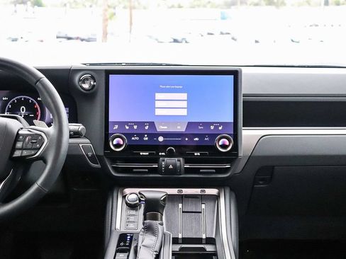 Used 2025 Lexus GX 550 AWD/4WD image 16