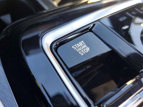 Used 2025 BMW 750e xDrive image 32