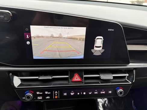 Used 2024 Kia Niro EX image 12